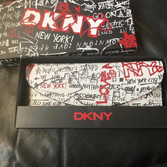 DKNY Wallet - Picture 2 of 6